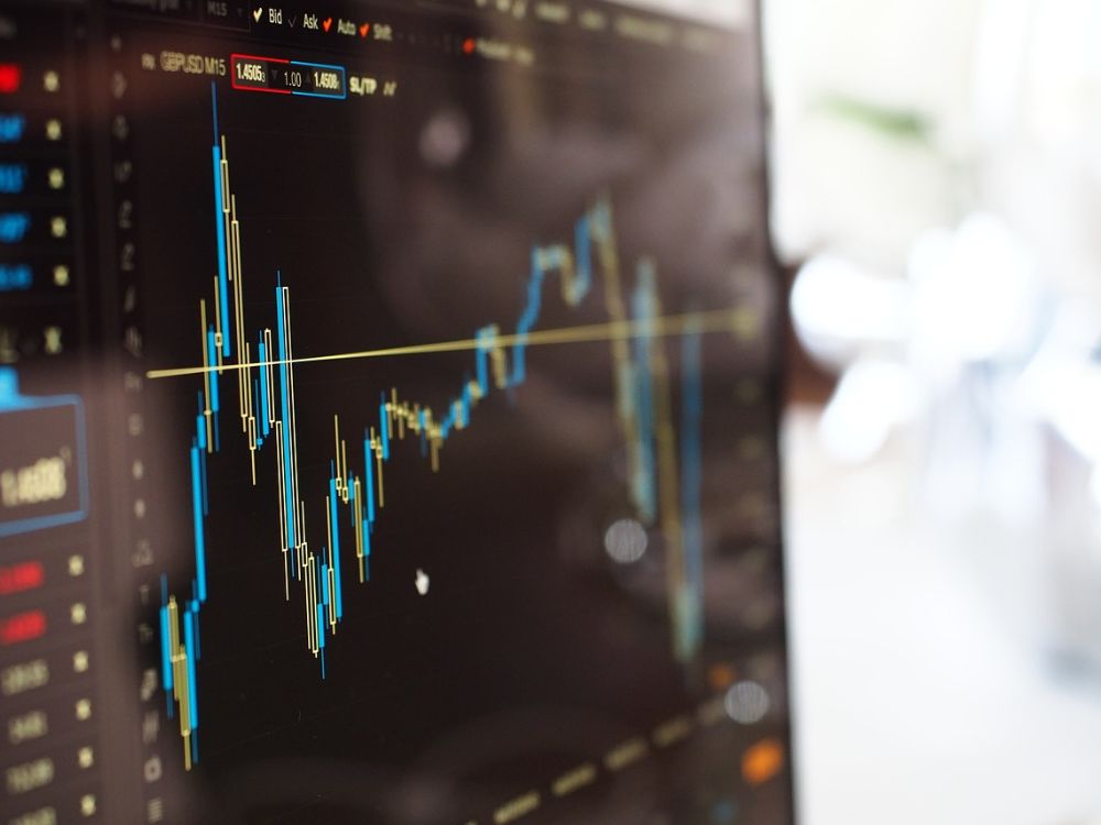 Gráfico com dados de CPL e ROI em uma campanha com foco em siglas do marketing digital.